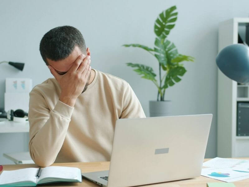 stress cronico lavoro affaticamento mentale sintomi